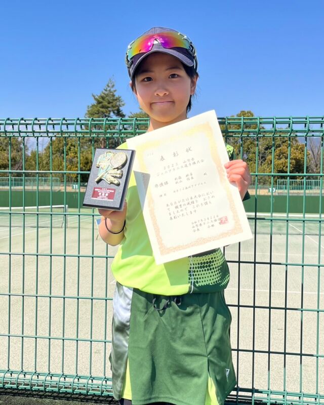 山梨県ジュニア《関東大会出場 決定🎊》

3月は山梨県ジュニアテニス選手権大会が開催され、当スクールの選手達が上位入賞しました！

▪️U12男子S…矢崎太登 2位
※関東ジュニア 出場決定㊗️

▪️U12女子S…新藤麒善 3位
※関東ジュニア 出場決定㊗️

▪️ U12女子D…新藤麒善 2位
※関東ジュニア 出場決定㊗️
※ペアの方は秋山侑奏さん（ISHII TA所属）

▪️ U14女子S…植村楓 2位
※関東ジュニア 出場決定㊗️

▪️ U14女子D…植村楓 2位
※関東ジュニア 出場決定㊗️
※ペアの方は篠原彩希さん（エスト TC所属）

▪️U14女子S…中込珠理 7位

今大会も2~3週間に渡るタフなスケジュールの中での試合になりましたが、当スクールの選手一同頑張りました✊

昨年は当スクールから関東ジュニアに出場することができなかったため、今年度は3名もの選手達が結果を残すことができ、とても嬉しく思います☺️

現状に満足せず、次の大会では更に良い結果やパフォーマンスを発揮できるよう、これからも謙虚に頑張っていきたいと思います！

この度もたくさんの応援、
本当にありがとうございました☺️🎾

#テニス
#テニスジュニア
#テニスジュニアレッスン 
#テニスジュニア大会 
#テニスジュニア育成 
#テニスジュニアサポート 
#テニスジュニア指導 
#テニスジュニア試合 
#テニスジュニアチーム 
#テニスコーチ
