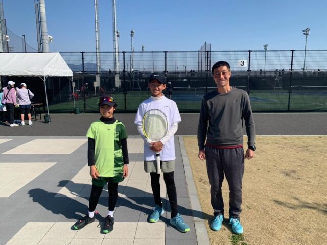 関東選抜ジュニア《試合結果🎾》

先日の4月4日~5日にかけて、関東選抜ジュニアが開催されました。

当スクールからは矢崎太登くん、新藤麒善ちゃんの選手2名が奮闘しました！

試合結果は残念ながら1R敗退でしたが、両選手ともに最後まであきらめずに戦う姿勢が素晴らしく、次の成長に繋がるプレーができていたと思います🎾

また今大会は僕自身や選手達にとっても、関東の緊迫した雰囲気の中でプレーすることの難しさや、1ポイント失うことの重さなど、大切なことをたくさん学ぶことができました。

今大会の悔しさをバネに、夏の関東ジュニアまでには足りない部分をしっかりと修正し、またリベンジに戻ってきたいと思います✊

まずは気持ちを切り替え、今週末に開催される小学生大会（山梨県予選）に向け、チームの皆んなと一緒に頑張っていきたいと思います！

この度もたくさんの応援、本当にありがとうございました☺️🎾

#テニス
#テニスジュニア
#テニスコート 
#テニス関東大会 
#テニスジュニア育成
#テニスジュニアサポート 
#テニスジュニア試合 
#テニスジュニア指導 
#テニスプレイヤー 
#テニスコーチ