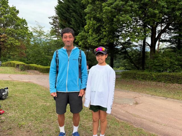 関東小学生テニス選手権《試合結果🎾》

本日は関東小学生テニス選手権大会が開催され、当スクールの新藤麒善 選手が奮闘しました‼️

試合結果は残念ながら2R敗退でしたが、1Rは無事に突破することができ、緊迫した雰囲気の中でも自分の力を発揮するための感覚を掴めてきたと思います✊

また今大会は僕自身や選手達にとっても、リードしている時の攻めの姿勢や、上手くいかなくなってしまった時の気持ちの持ち直し方など、大切なことをたくさん学ぶことができました。

今大会の経験を次に繋げるべく、夏の関東ジュニアまでには足りない部分をしっかりと修正し、チームの皆んなと一緒に頑張っていきたいと思います✊

新藤選手、今日は試合 本当にお疲れ様でした☺️

この度もたくさんの応援、本当にありがとうございました☺️🎾

#テニス
#テニスジュニア
#テニス小学生
#テニスジュニア育成 
#テニスジュニア大会 
#テニスジュニアサポート 
#テニスジュニア指導 
#テニスジュニア試合 
#テニスジュニアトーナメント 
#テニスジュニア試合観戦